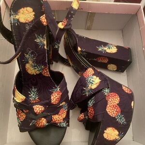 Penny Loves Kenny Women's Pineapple Print Platform Heels - Black